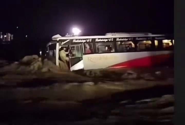 पूर्वीनवलपरासीको विनयी खोलामा बाढीले यात्रुवाहक बस बगायो, २४ यात्रुको सकुशल उद्धार