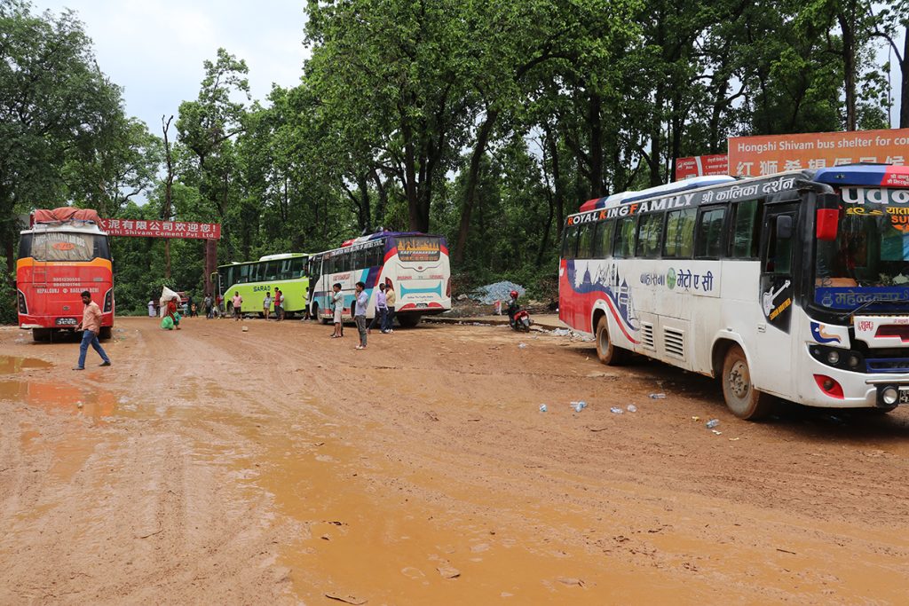 बाढी र वर्षाले पूर्व–पश्चिम नारायणगढ–बुटवल र गोरखा सडक पूर्ण अवरुद्ध