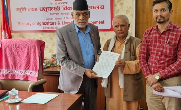 बैकले किसानहरुलाई सहज ढंगले ऋण प्रवाह गर्नुपर्छ: कृषिमन्त्री अधिकारी