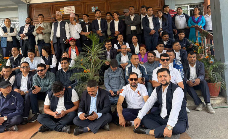 मन्त्रालयकै मूलढोकामा कर्मचारी ट्रेड युनियनहरूको धर्ना