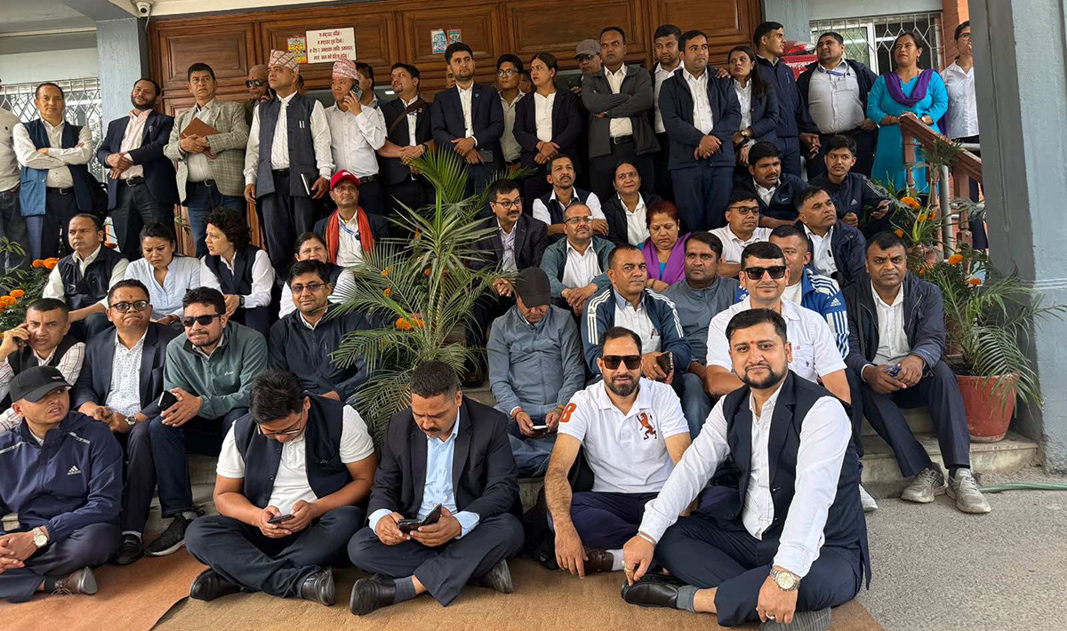 मन्त्रालयकै मूलढोकामा कर्मचारी ट्रेड युनियनहरूको धर्ना