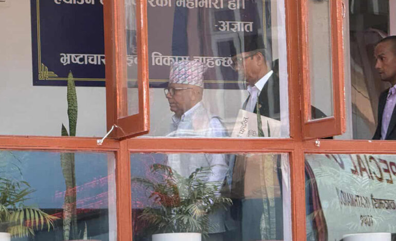 माधव नेपालको पक्षमा वकालत गर्न १२० वकिलको तँछाड–मछाड, ३५ ले मात्र पाउने