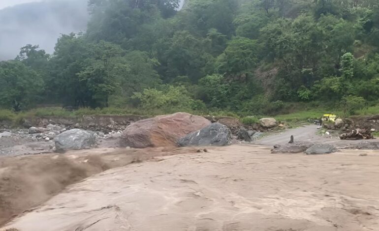 मेची राजमार्ग अवरुद्ध, तमोर करिडोरमा पहिरो