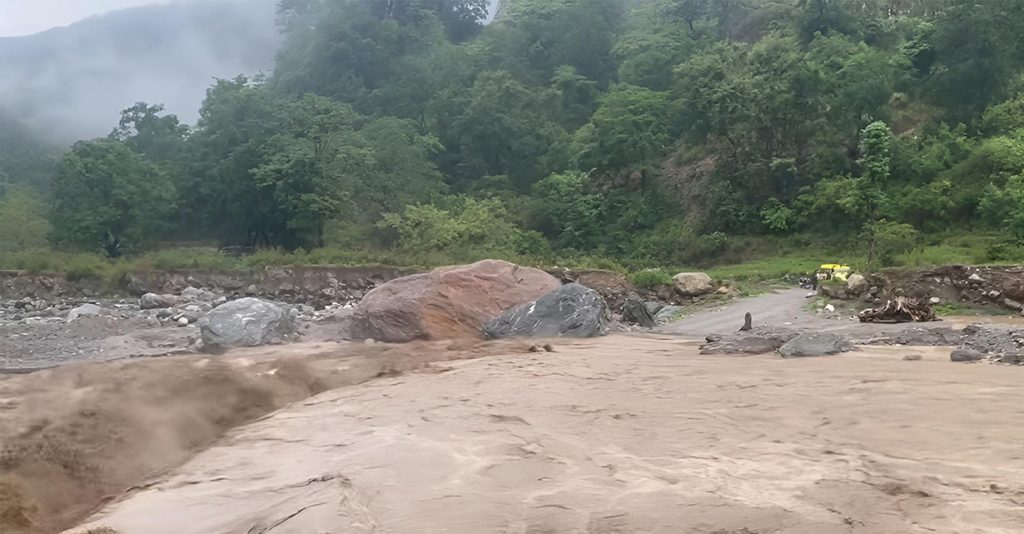 मेची राजमार्ग अवरुद्ध, तमोर करिडोरमा पहिरो