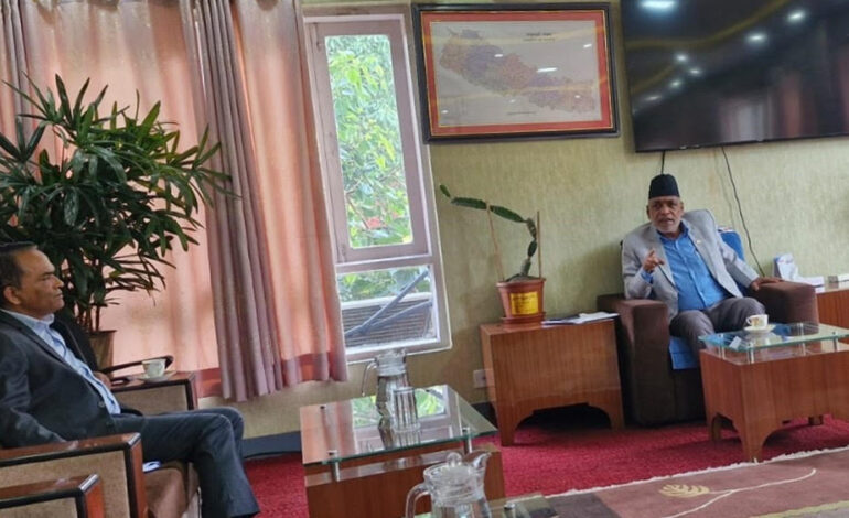 गभर्नरसँग कृषिमन्त्रीकाे गुनासो: माटो खेलाउनेले होइन, कागज खेलाउनेले अनुदान पाए