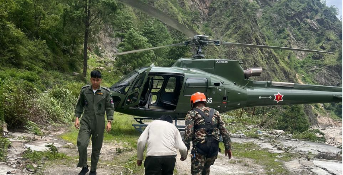 रसुवा बाढीमा फसेका सशस्त्र प्रहरीका कर्मचारीलाई सेनाको हेलिकोप्टरबाट उद्धार गरिँदै