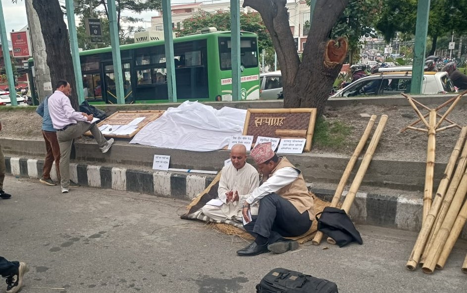 दिक्तेलका नगरपालिका प्रमुख सत्याग्रहमा, के छ सात बुँदे मागमा