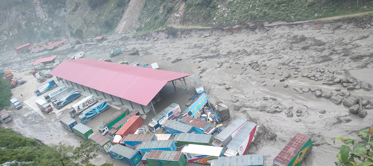 नेपाल–चीन सिमानामा अवस्थित मितेरी पुल बाढीले बगाएपछि २० जना बेपत्ता, ५५ जना सकुशल उद्धार