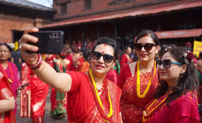 पशुपतिमा तीजको हर्षोल्लासः आऊ न, सेल्फी, रिल र एउटा टिकटक खिचौं