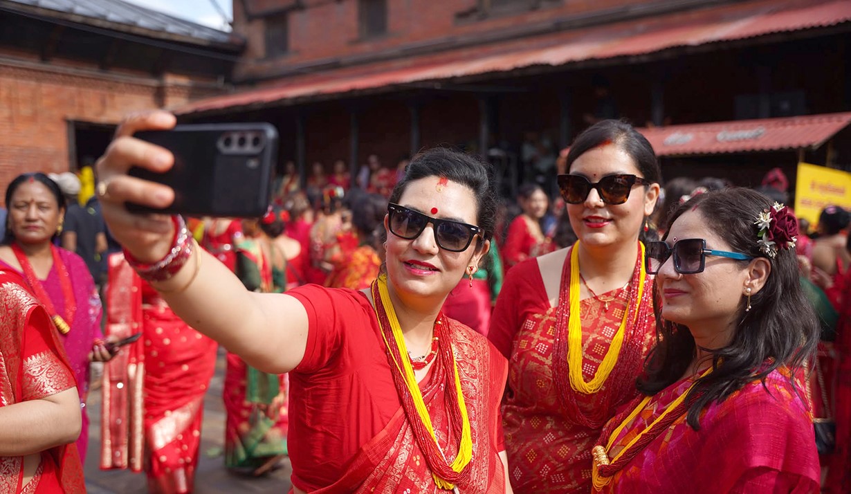 पशुपतिमा तीजको हर्षोल्लासः आऊ न, सेल्फी, रिल र एउटा टिकटक खिचौं