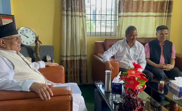विप्लव निवासमा प्रचण्डले ४० मिनेट गफ गरेर चिया पिएर निस्किए