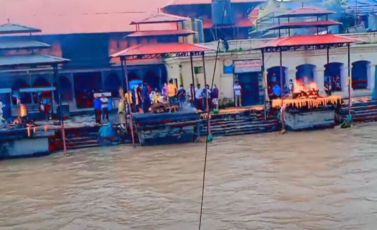 भगवानलाई चढाउन भनेर मागेपछि पशुपतिमा जलाउँदै गरेको शवको हड्डी पाँच सयमा बिक्री