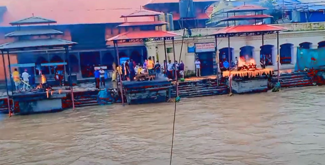 भगवानलाई चढाउन भनेर मागेपछि पशुपतिमा जलाउँदै गरेको शवको हड्डी पाँच सयमा बिक्री
