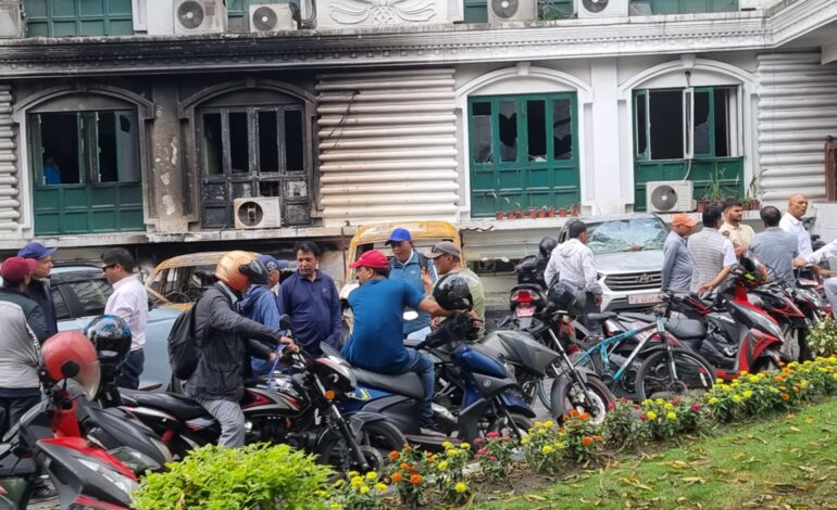 जेनजी आन्दोलनपछि कुरुप सिंहदरबार, बस्ने ठाँउ खोज्दै सचिव र कर्मचारी (तस्वीरसहित)