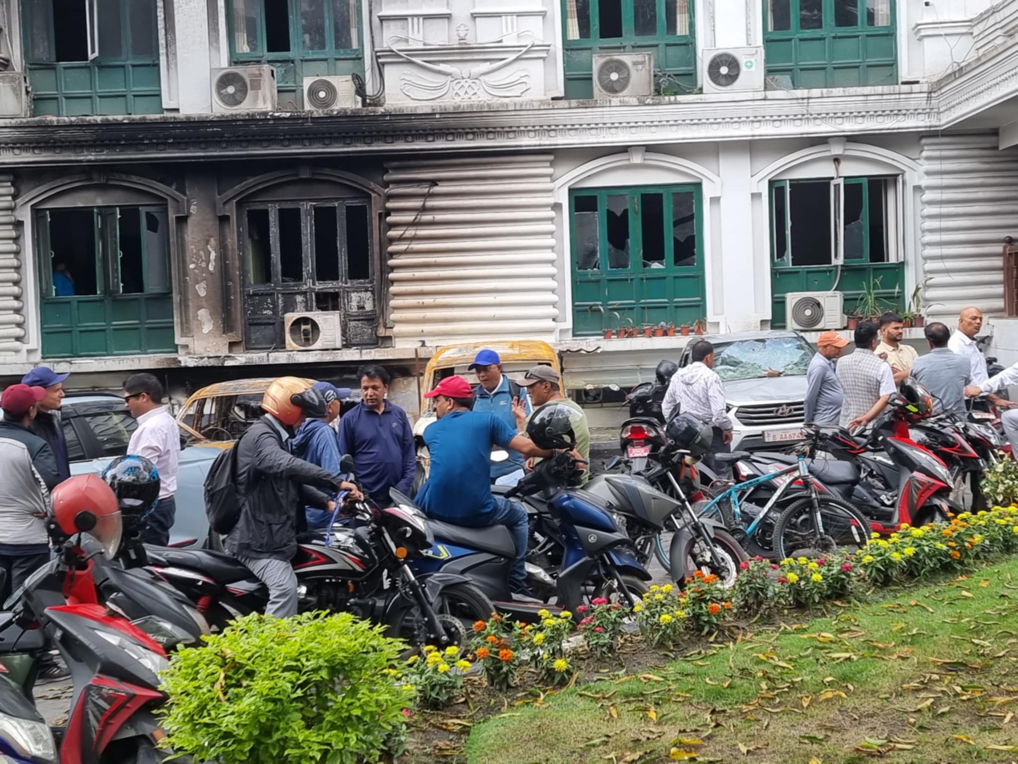 जेनजी आन्दोलनपछि कुरुप सिंहदरबार, बस्ने ठाँउ खोज्दै सचिव र कर्मचारी (तस्वीरसहित)