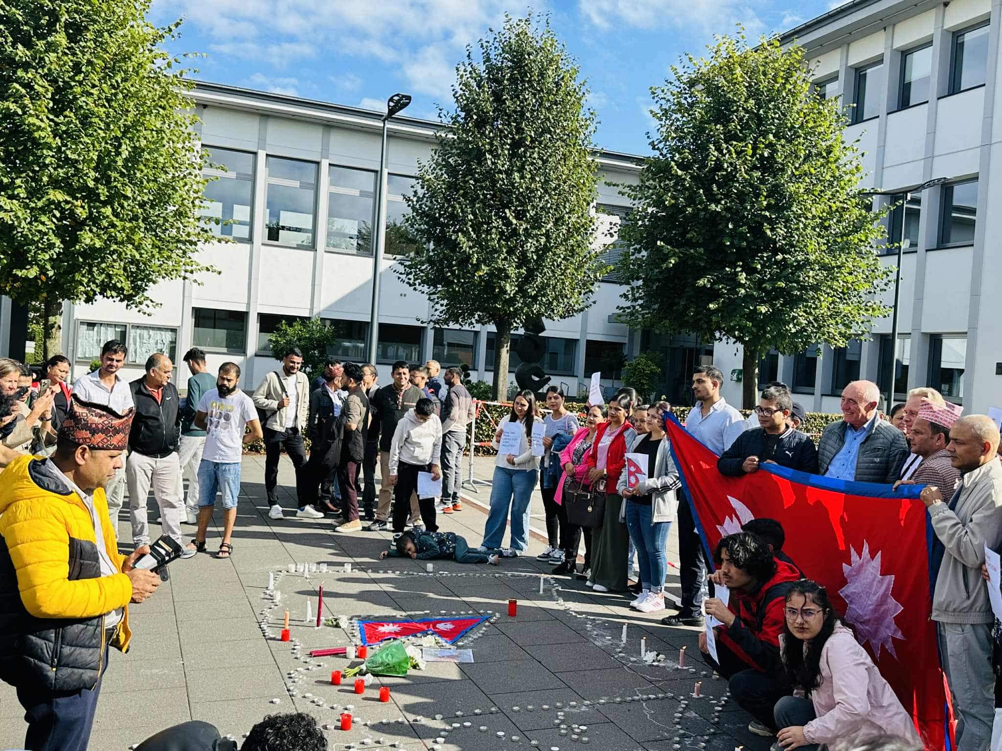 जेनजीको आन्दोलनमा राज्यबाट भएको बर्बर आक्रमणमा ज्यान गुमाएकाहरुको सम्झनामा लक्जेम्बर्गमा मैनबत्ती प्रज्ज्वलन