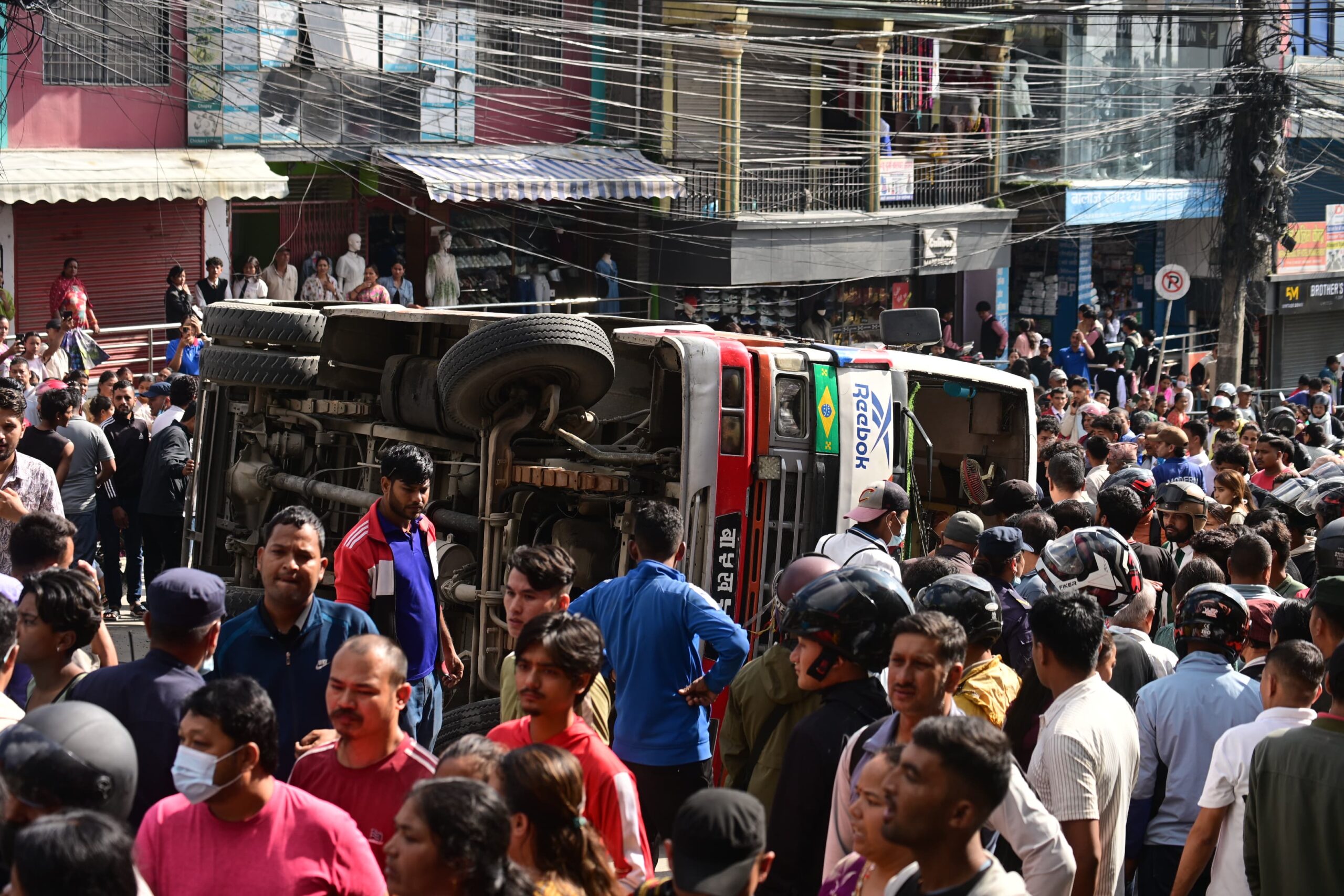 मोटरसाइकल जोगाउन खोज्दा माछापोखरीमा बस दुर्घटना, २० भन्दा बढी घाइते
