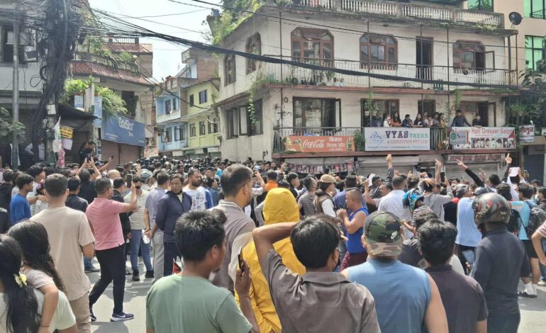 देउवा निवासतर्फ लागेका प्रदर्शनकारीलाई प्रहरीले बीचमै रोक्यो