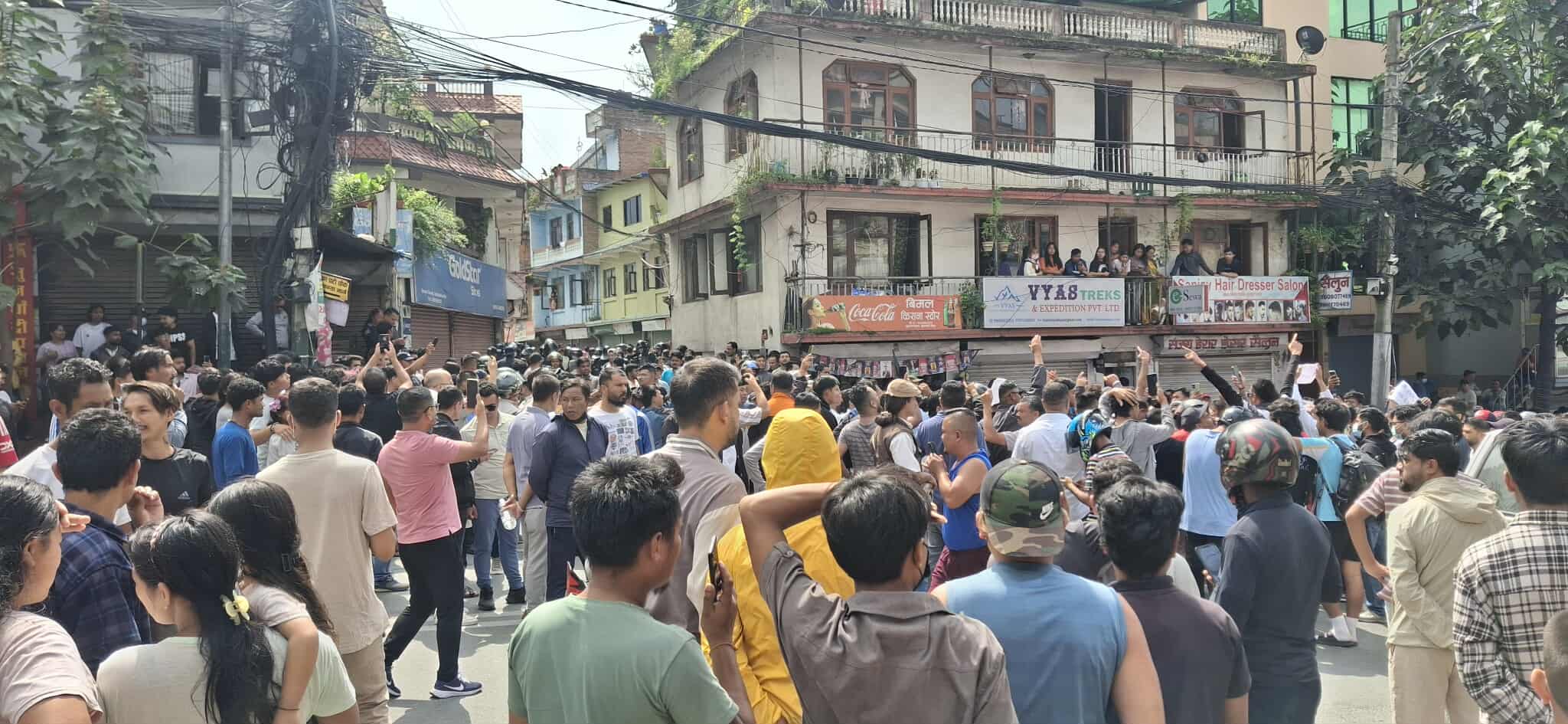 देउवा निवासतर्फ लागेका प्रदर्शनकारीलाई प्रहरीले बीचमै रोक्यो