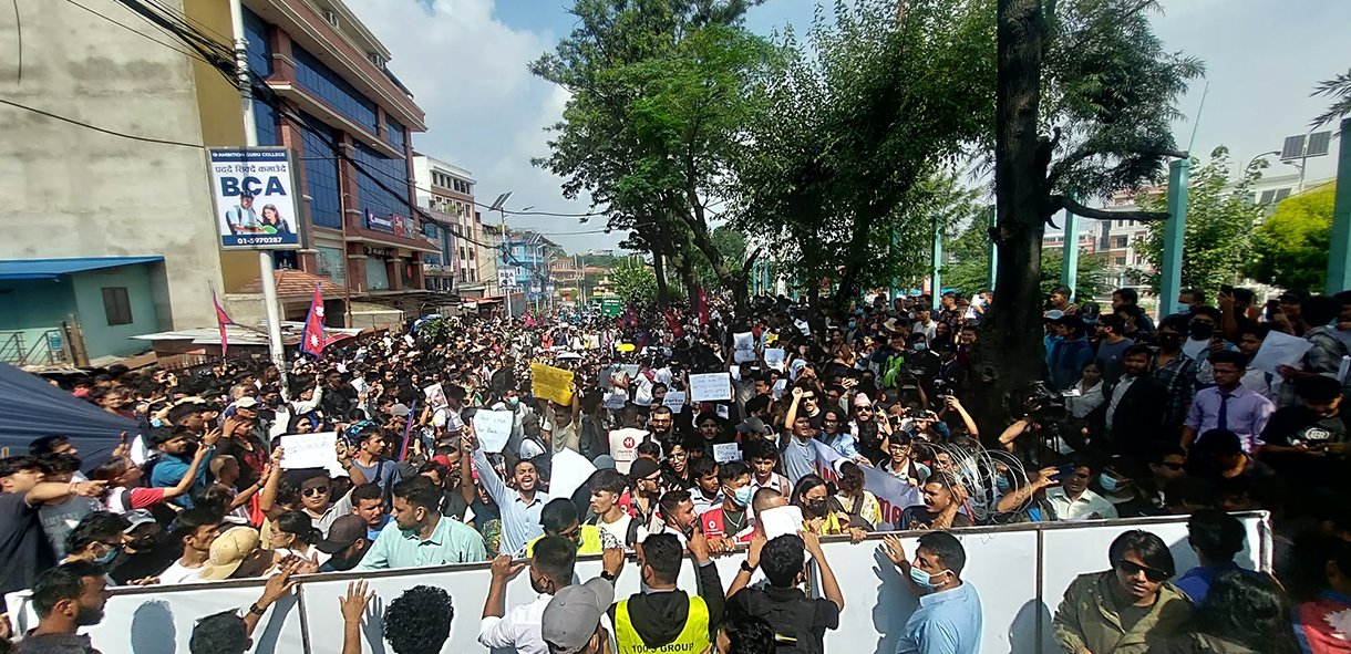 माइतीघरमा जेनजीको प्रदर्शन सुरु, भ्रष्टाचार, राजनीतिक बेथिति र नातावादविरुद्ध नारावाजी