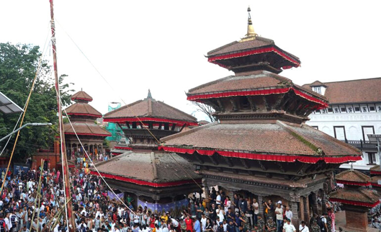 उपत्यकामा इन्द्रजात्रा शुरु, बसन्तपुरमा लिङ्गो ठड्याइयो