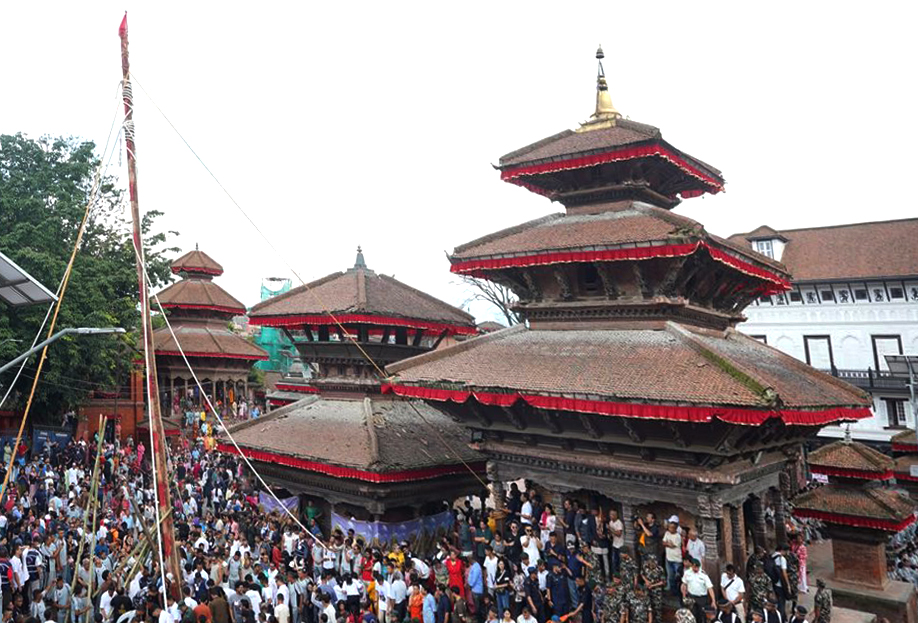 उपत्यकामा इन्द्रजात्रा शुरु, बसन्तपुरमा लिङ्गो ठड्याइयो