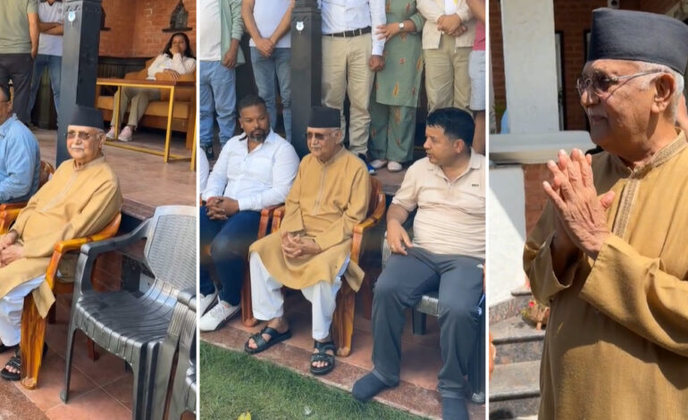 नेता–कार्यकर्तासँगै फोटो खिच्दै सार्वजनिक भए ओली, अगाडी–पछाडी बस्नेत