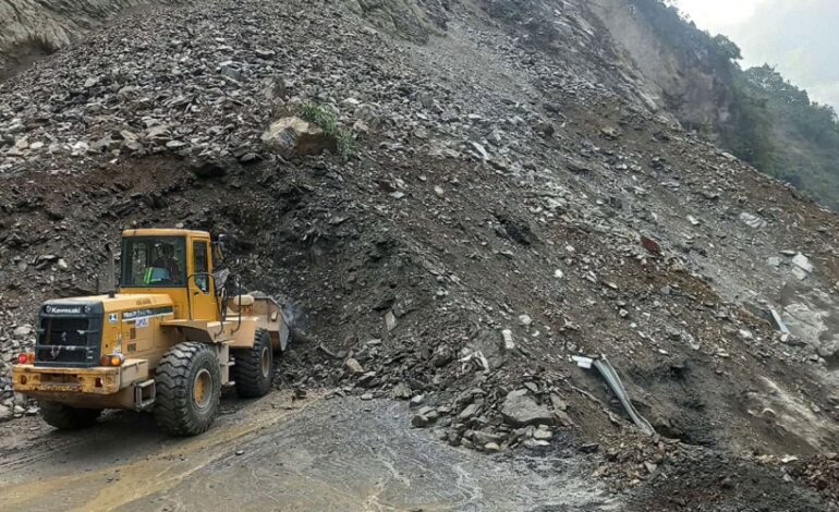 ज्वाङखोला र तिङराङखानीमा पहिरो, पृथ्वी राजमार्गमा फेरि यातायात अवरुद्ध