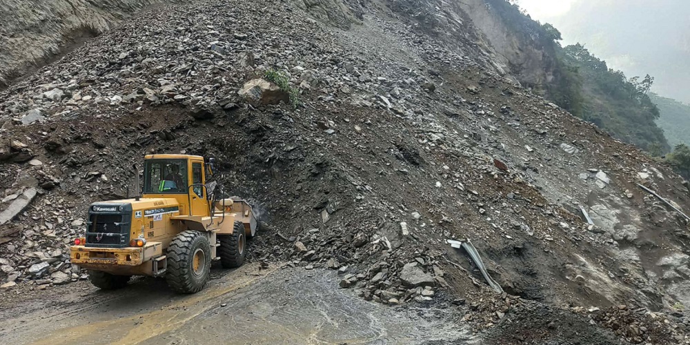 ज्वाङखोला र तिङराङखानीमा पहिरो, पृथ्वी राजमार्गमा फेरि यातायात अवरुद्ध