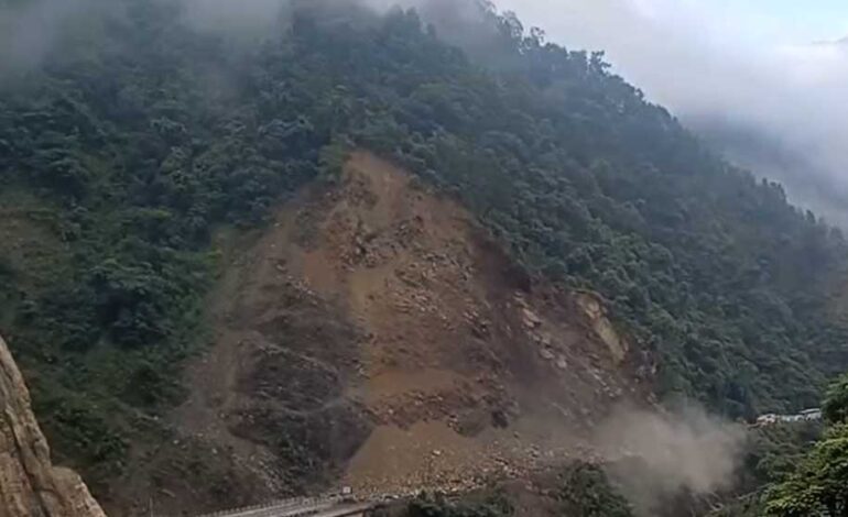 रात परेपछि नारायणगढ–मुग्लिन सडकखण्डको पहिरो पन्छाउन समस्या, अझै खुलेन सडक