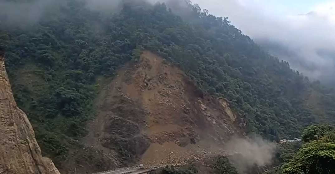 रात परेपछि नारायणगढ–मुग्लिन सडकखण्डको पहिरो पन्छाउन समस्या, अझै खुलेन सडक