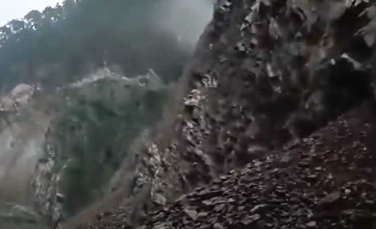 नारायणगढ–मुग्लिन सडकखण्डमा पहिरो, यात्रु अलपत्र