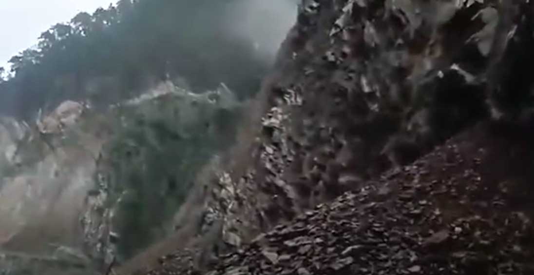 नारायणगढ–मुग्लिन सडकखण्डमा पहिरो, यात्रु अलपत्र