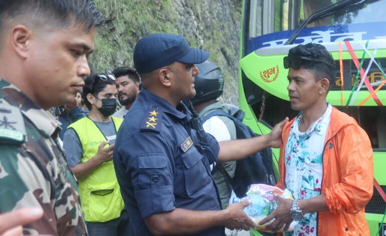 नारायणगढ–मुग्लिन सडक बन्द हुँदा अलपत्र यात्रुलाई पानी र खाजा बाँड्दै सेना–प्रहरी र अन्य