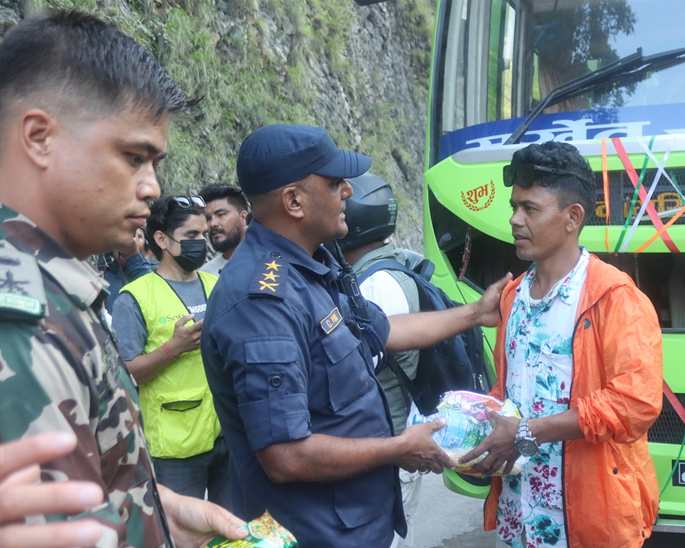 नारायणगढ–मुग्लिन सडक बन्द हुँदा अलपत्र यात्रुलाई पानी र खाजा बाँड्दै सेना–प्रहरी र अन्य