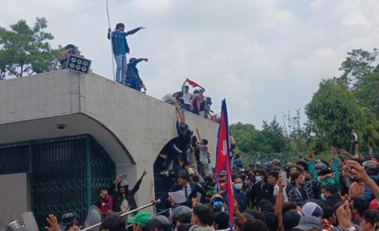 संसद भवनको दुई नम्बर गेटमा आगजनी, GEN Z ले भन्यो– आन्दोलनमा घुसपैठ भयो, सबैजना घर फर्किनू