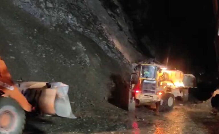 मुग्लिङ नारायणगढ सडक खुल्यो मंगलबार देखि रोकिएका यात्रुले राहत पाए