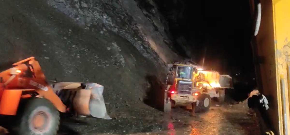 मुग्लिङ नारायणगढ सडक खुल्यो मंगलबार देखि रोकिएका यात्रुले राहत पाए