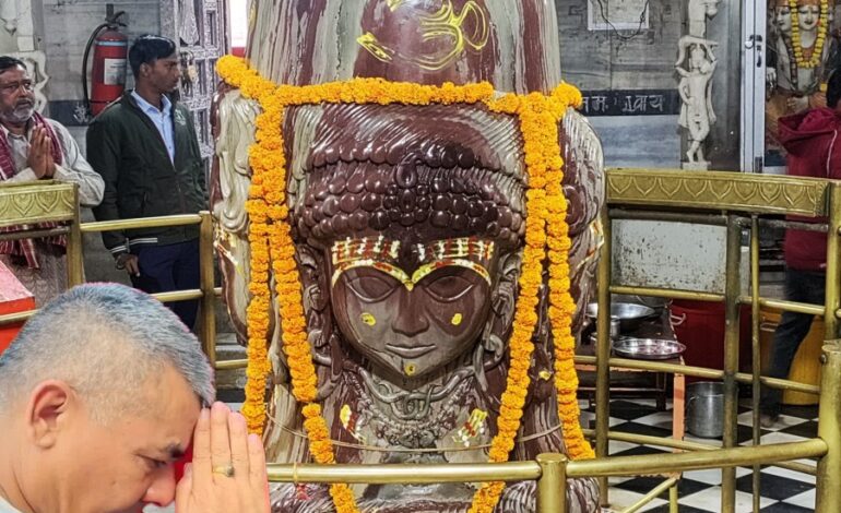 पशुपति मन्दिरमा सपथ खाँदै दुर्गा प्रसाईले नेपाललाई सनातन हिन्दुराष्ट्र घोषणा गरे