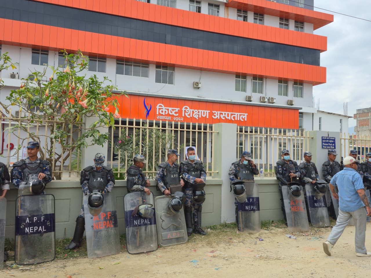 किष्ट अस्पतालमा गर्भवतीको मृत्यु प्रकरण: आफन्त आक्रोशित, अस्पताल प्रहरी घेरामा