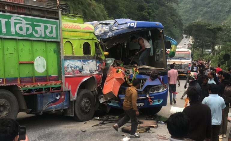 ७ वटा गाडी ठोक्किएर अवरुद्ध मुग्लिन–नारायणघाट सडक सन्चालनमा