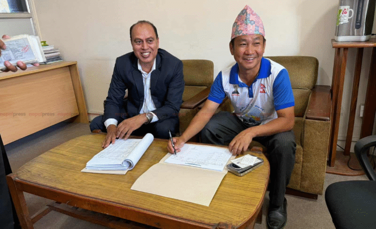 हर्क साङपाङले दल दर्ताका लागि आयोग पुगेर सनाखत गरे