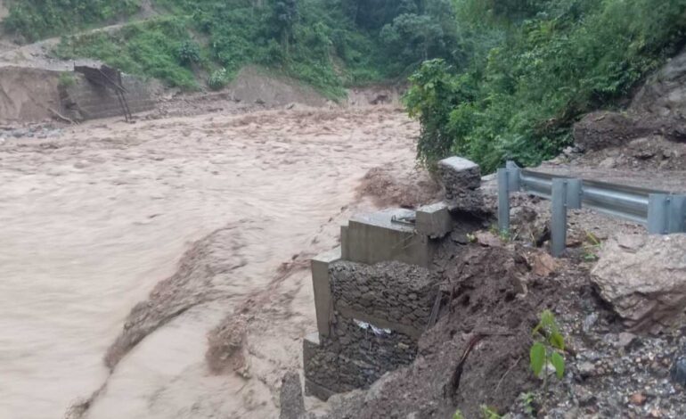 यी मुख्य सडकहरू बाढी–पहिरोका कारण अवरुद्ध, जनजीवन प्रभावित