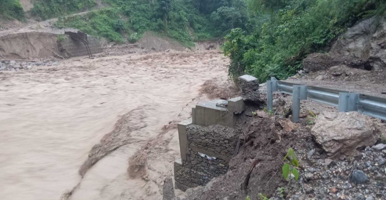 यी मुख्य सडकहरू बाढी–पहिरोका कारण अवरुद्ध, जनजीवन प्रभावित
