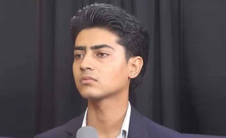 दल घोषणा गर्दै मिराज ढुंगाना