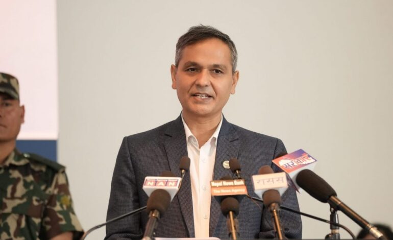लुटेका हतियार र भागेका कैदी प्रयोग गर्दैनौं भनेर दलहरुले स्वघोषणा गर्नुपर्छ: गृहमन्त्री