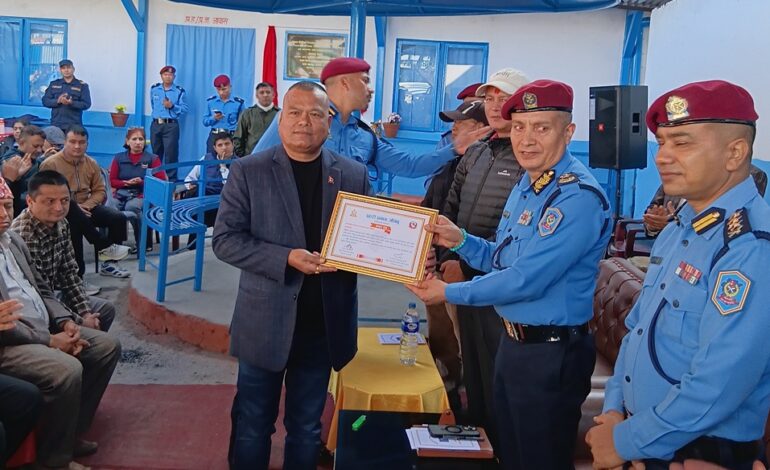 म्यानपावर क्षेत्रमा छुटै पहिचान बनाइरहेको एकता समिति पुनर्निर्माण गरेको भवन प्रहरीलाई हस्तान्तरण