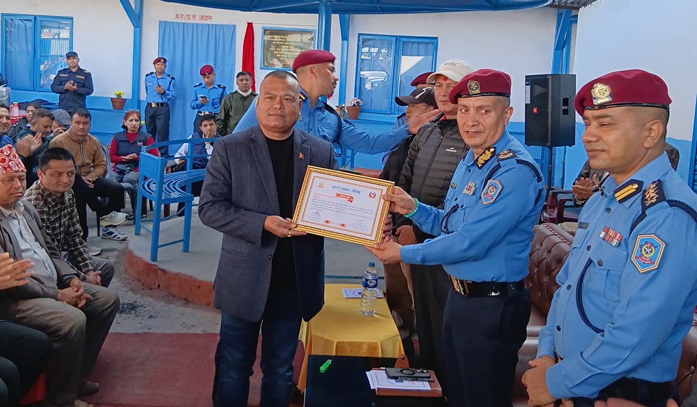 म्यानपावर क्षेत्रमा छुटै पहिचान बनाइरहेको एकता समिति पुनर्निर्माण गरेको भवन प्रहरीलाई हस्तान्तरण