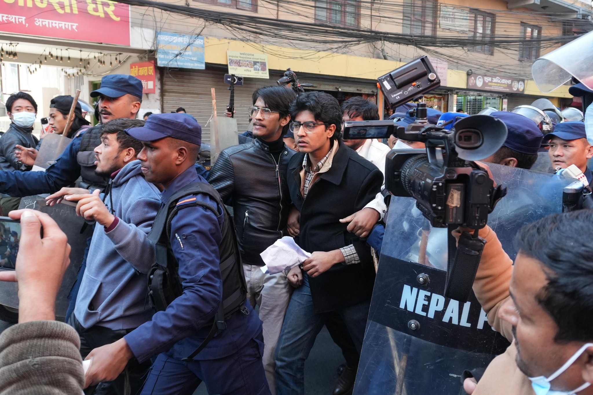 प्रधानमन्त्री भेट्न पुगेका मिराज ढुंगानासहितका जेन–जीलाई प्रहरीले गेटबाटै खेलाउँदै