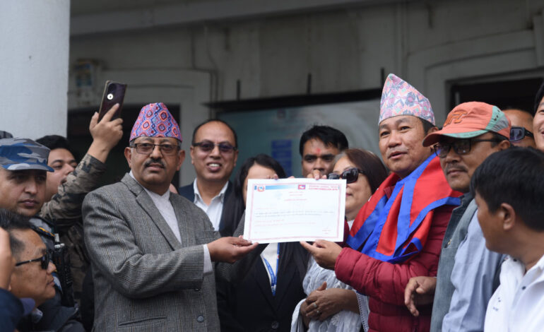 हर्क साम्पाङको पार्टी निर्वाचन आयोगमा दर्ता, लिए प्रमाणपत्र